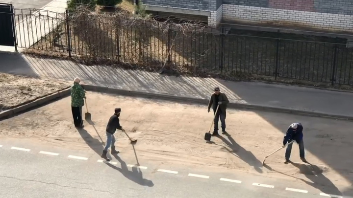 «Нанотехнологии в действии»: в интернет попало видео, как коммунальщики подметают дорогу лопатами