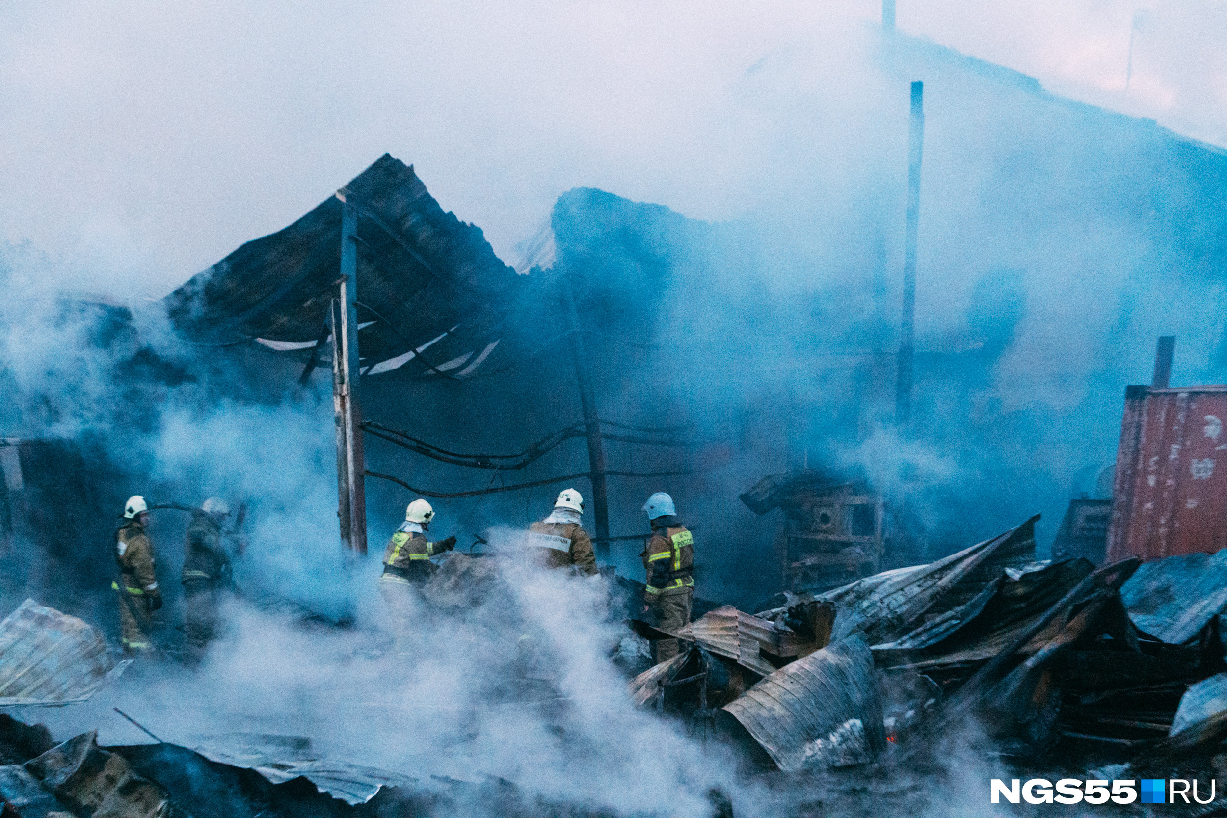 Пожарные изучают дымящиеся развалины. Хозяйственный корпус принадлежал торгово-строительной фирме «АбсолютМастер»