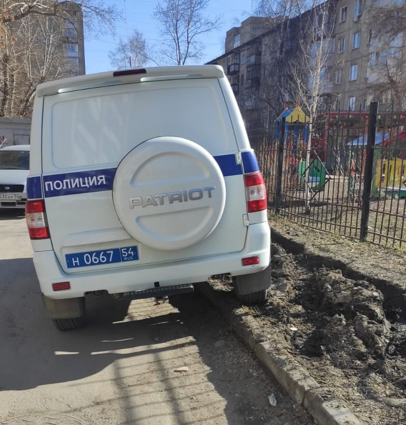 Полицейская машина месит грязь Полицейская машина месит грязь