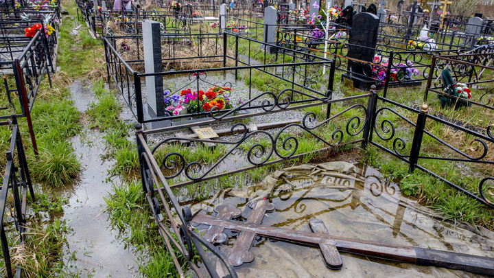 Кресты плавают в лужах: в Ярославле затопило Осташинское кладбище. Опять