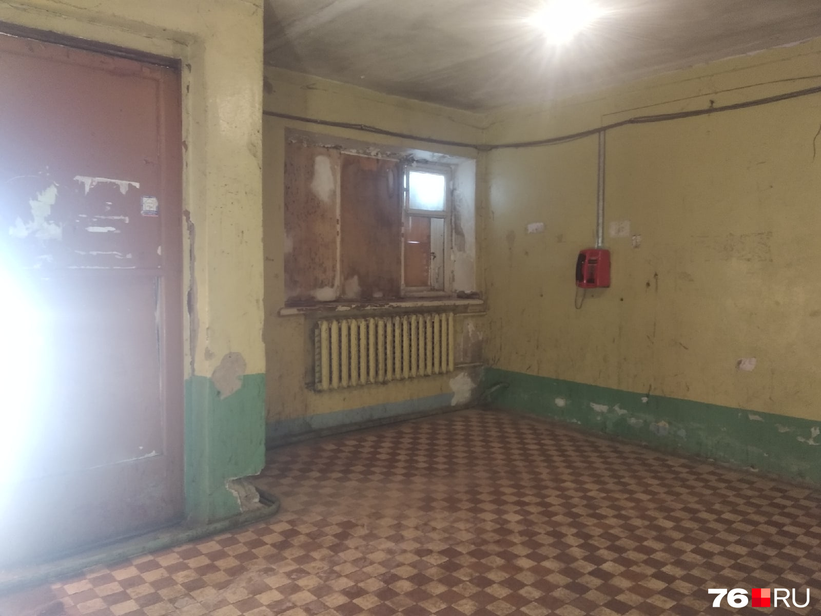 В холле довольно обшарпанные стены В холле довольно обшарпанные стены