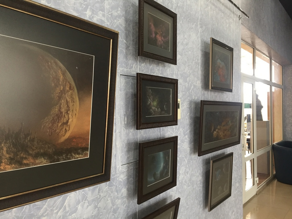 Так выглядела «космическая» выставка художника в библиотеке Горького