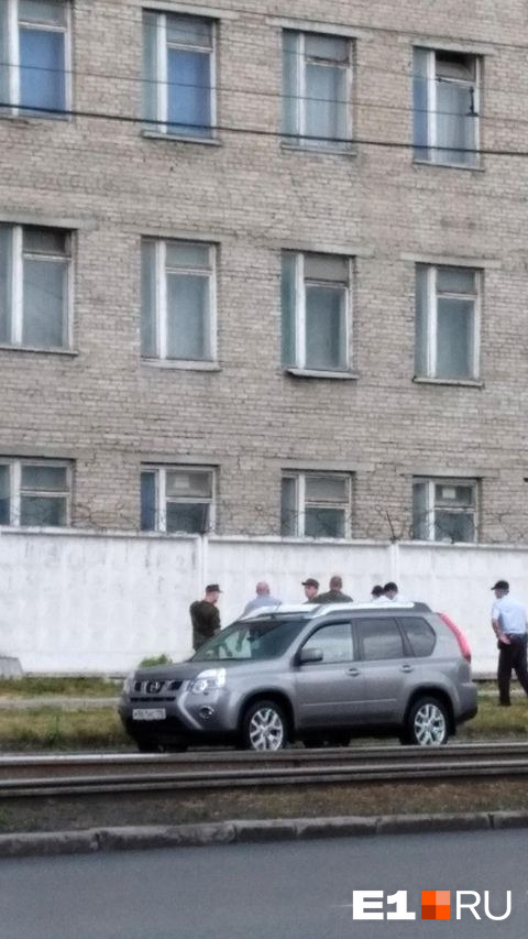 У места ЧП собирались военные, полиция и медики У места ЧП собирались военные, полиция и медики
