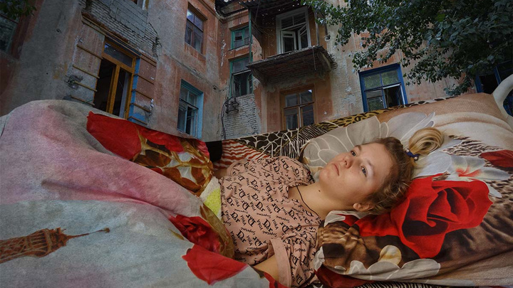 «Она умрет, она не выживет»: в Волгограде подростки вытолкнули с третьего этажа 13-летнюю девочку