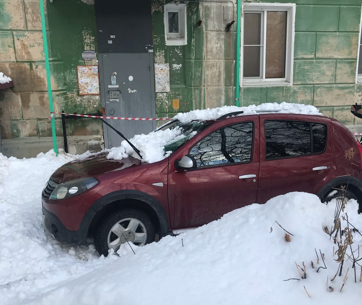 Дом был огорожен сигнальной лентой Дом был огорожен сигнальной лентой
