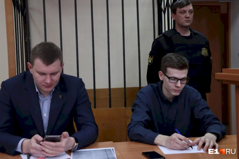 Алексей Зорин также участвовал в защите Владислава Рябухина (справа) по делу о драке «очкарика» и «мажора» Алексей Зорин также участвовал в защите Владислава Рябухина (справа) по делу о драке «очкарика» и «мажора»