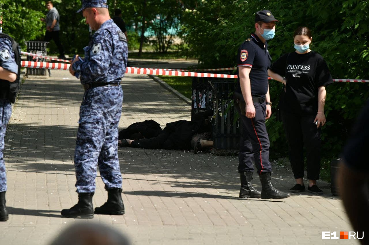 Поножовщина в Екатеринбурге. Мужик напал на прохожих