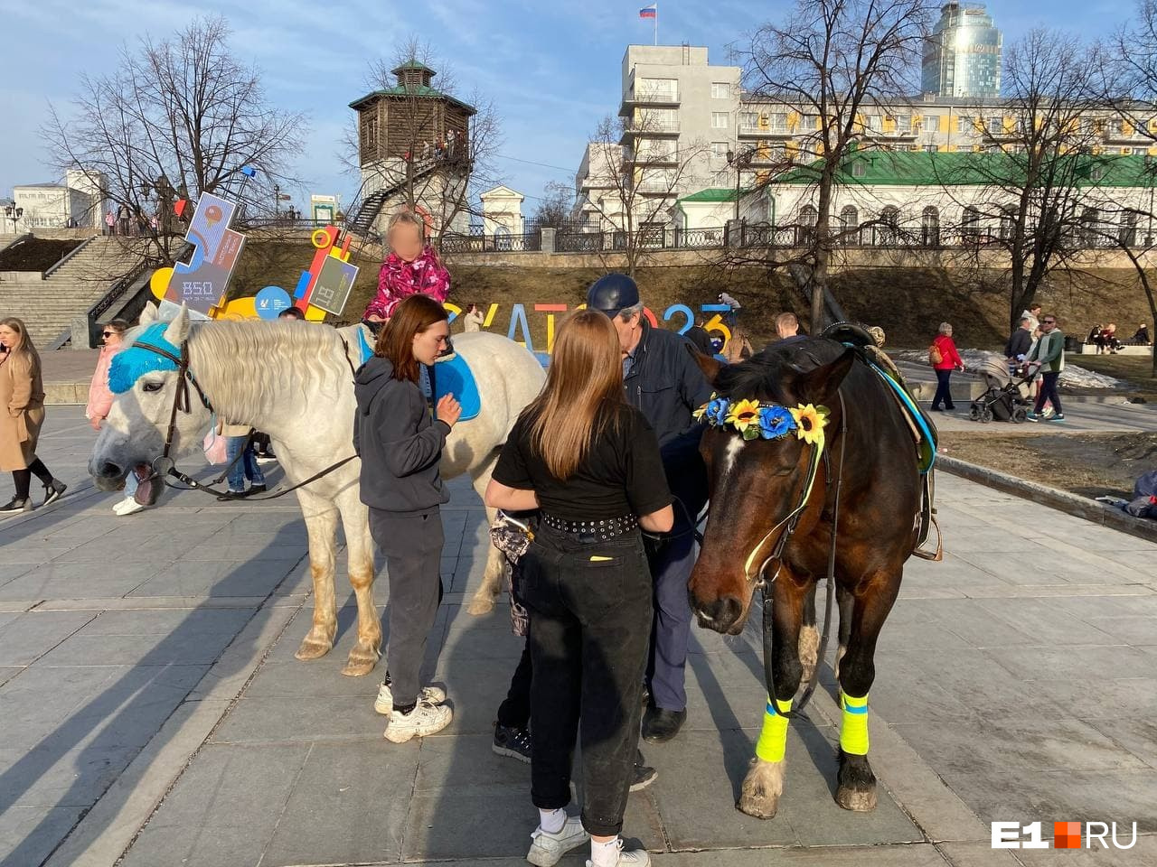 На лошадях юных екатеринбуржцев по Плотинке начали катать еще в субботу, <nobr class="_">10 апреля</nobr>