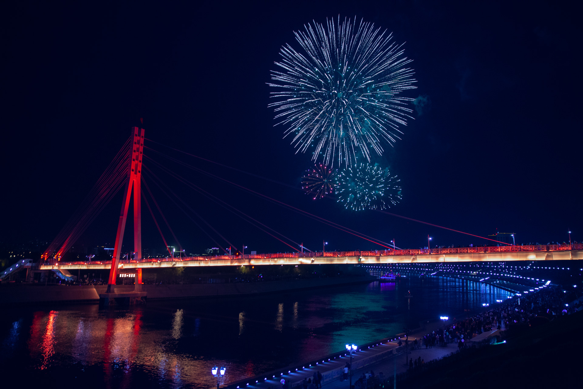 Сутки тюмень. Фейерверк Тюмень. Салют 9 мая. Салют Тюмень. Салют на мосту Победы.