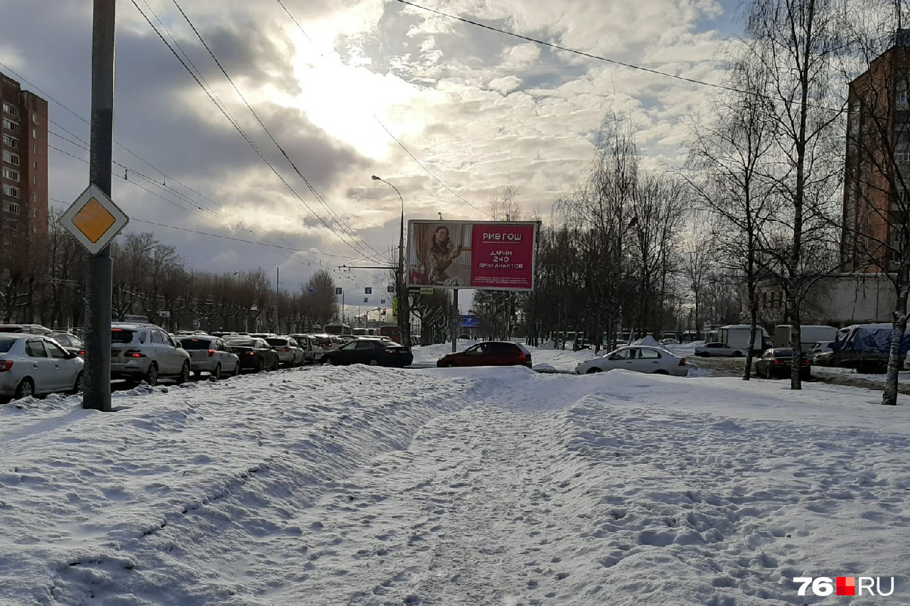 Торопыги с дублера возвращаются перед улицей Елены Колесовой на Ленинградский проспект