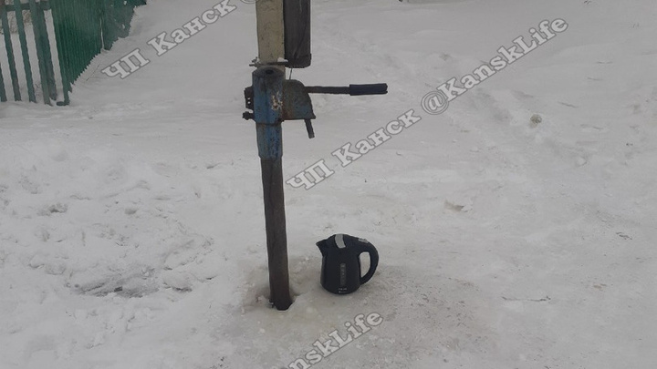В Канске в морозы жителям приходилось отогревать колонку с водой самим