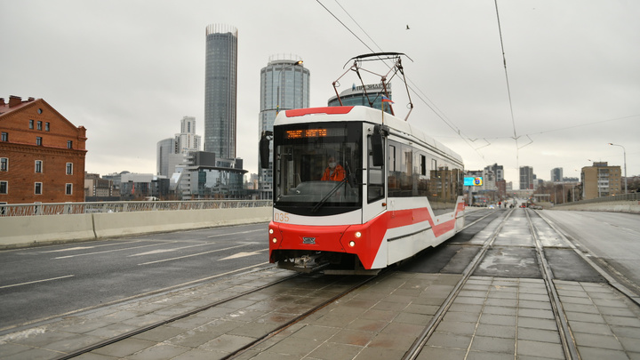 На Макаровском мосту возобновилось движение трамваев в обоих направлениях