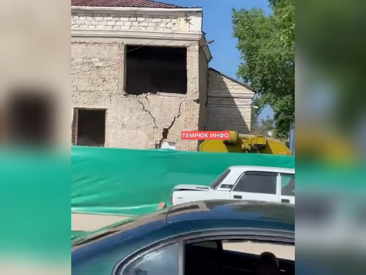 Перед обрушением на здании появились большие трещины Перед обрушением на здании появились большие трещины