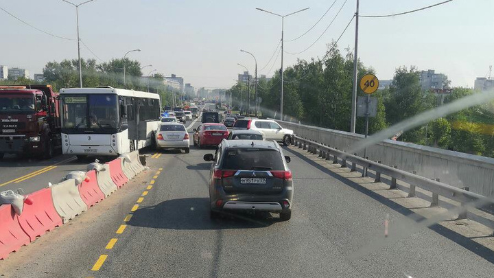 На Краснофлотском мосту Архангельска столкнулись две машины и автобус