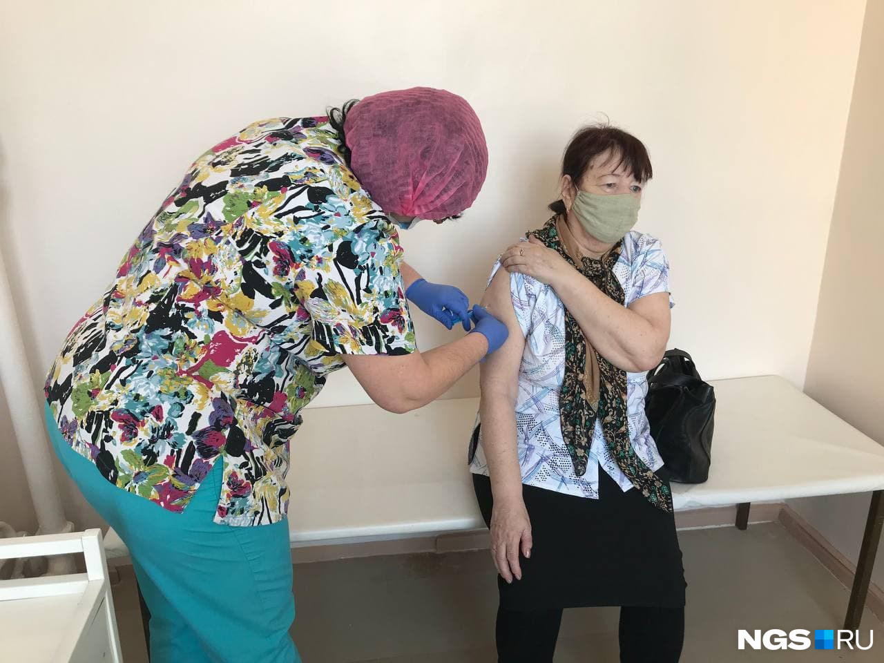 После укола пациентам рекомендуют около 20 минут посидеть в коридоре После укола пациентам рекомендуют около 20 минут посидеть в коридоре