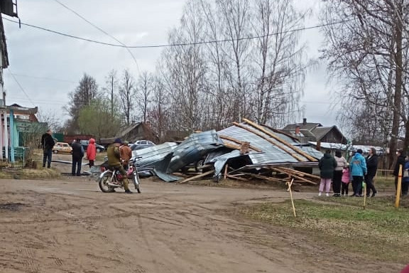 В гусиноозерске отремонтировали сорванную сильным ветром крышу дома