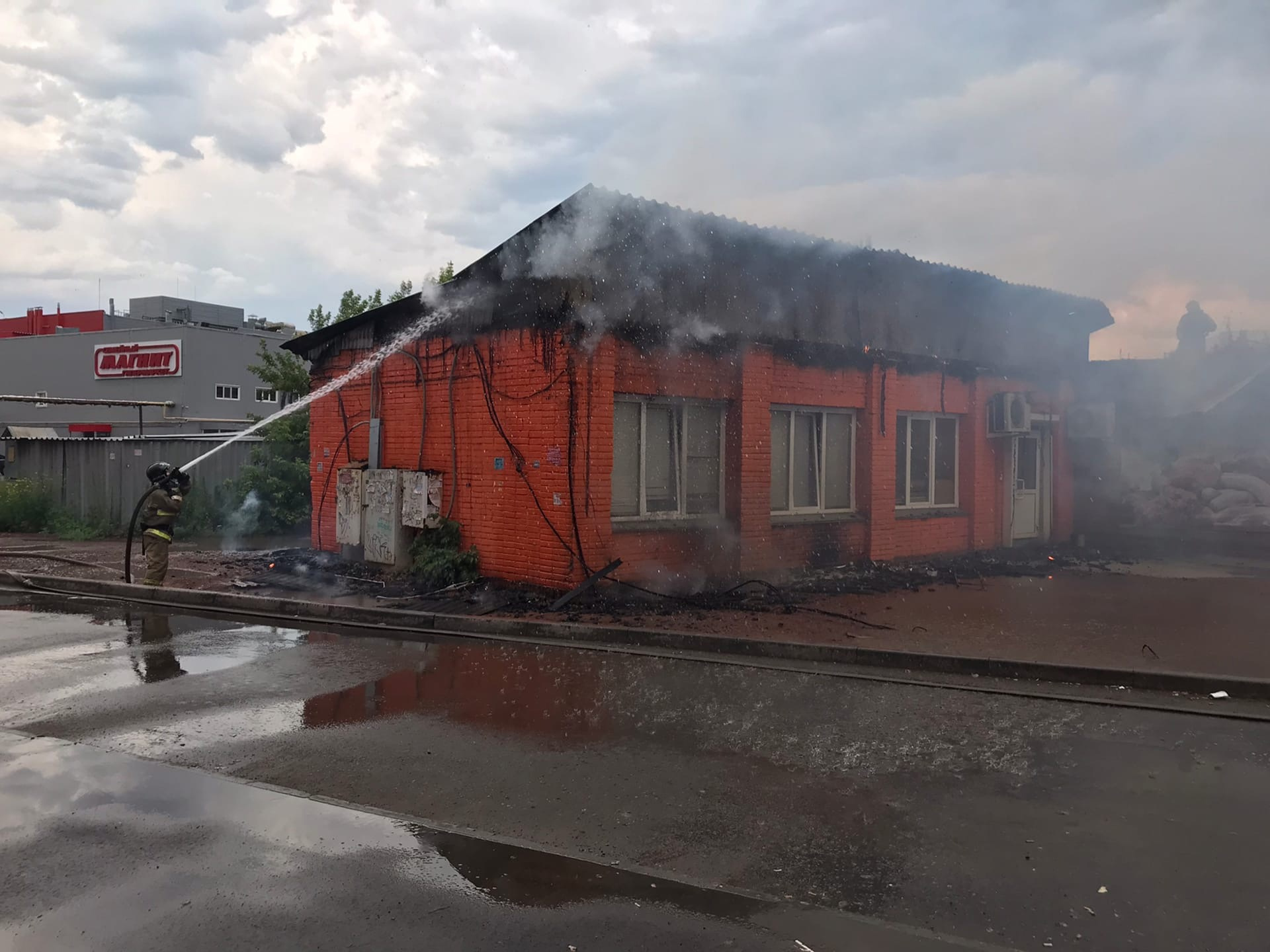 Причину возгорания в МЧС назовут после экспертизы, сейчас же пока среди горожан гуляет версия о коротком замыкании проводки Причину возгорания в МЧС назовут после экспертизы, сейчас же пока среди горожан гуляет версия о коротком замыкании проводки
