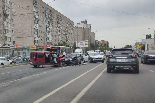 В результате аварии у всех автомобилей оторвало передние бамперы В результате аварии у всех автомобилей оторвало передние бамперы