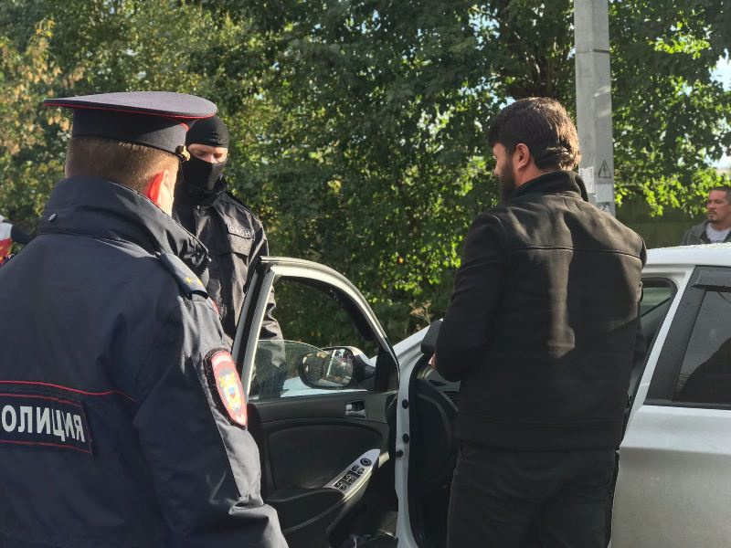 Сотрудники полиции проверили шестьдесят местных жителей Сотрудники полиции проверили шестьдесят местных жителей