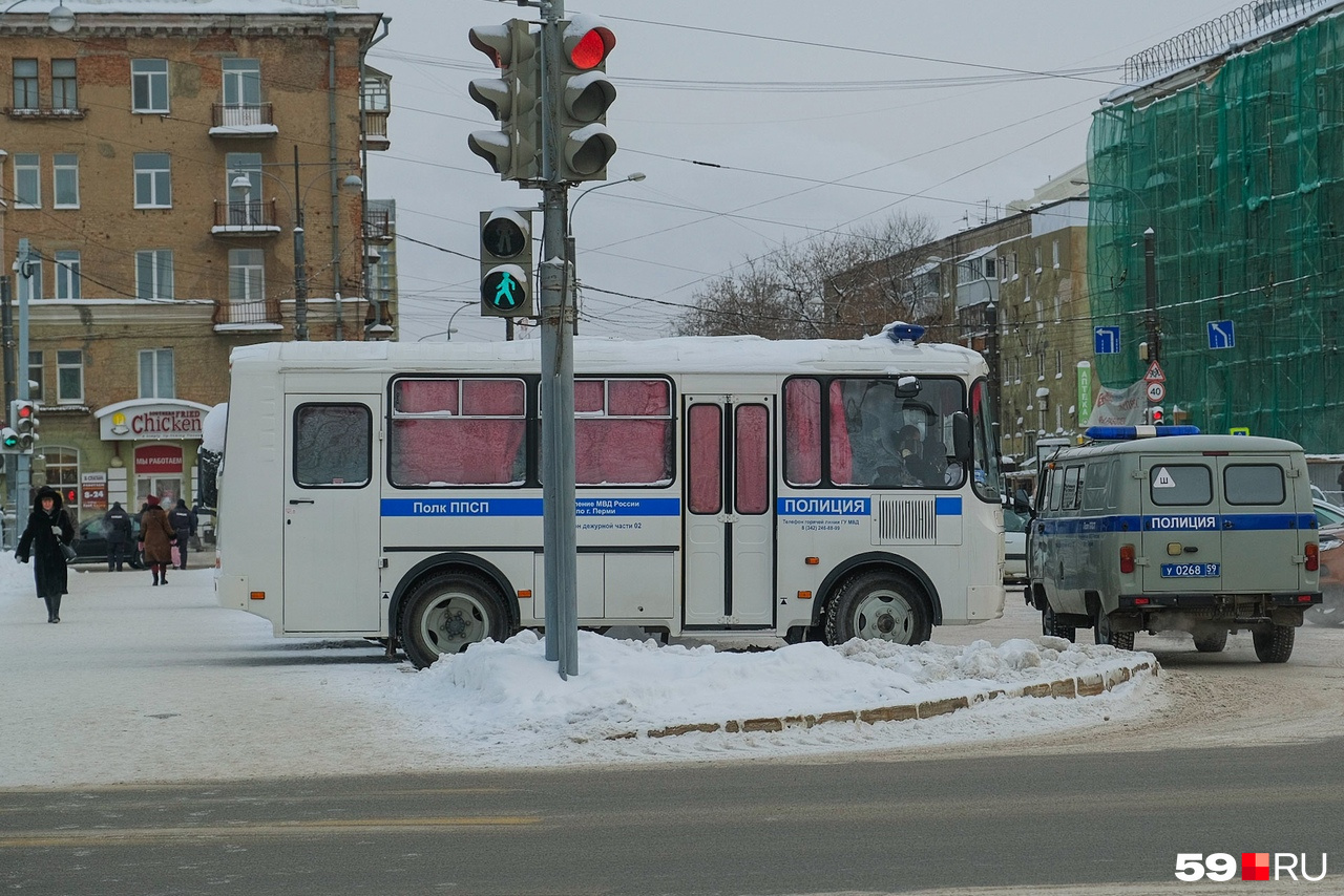 Еще до начала акции на главных улицах Перми можно было увидеть автомобили спецслужб