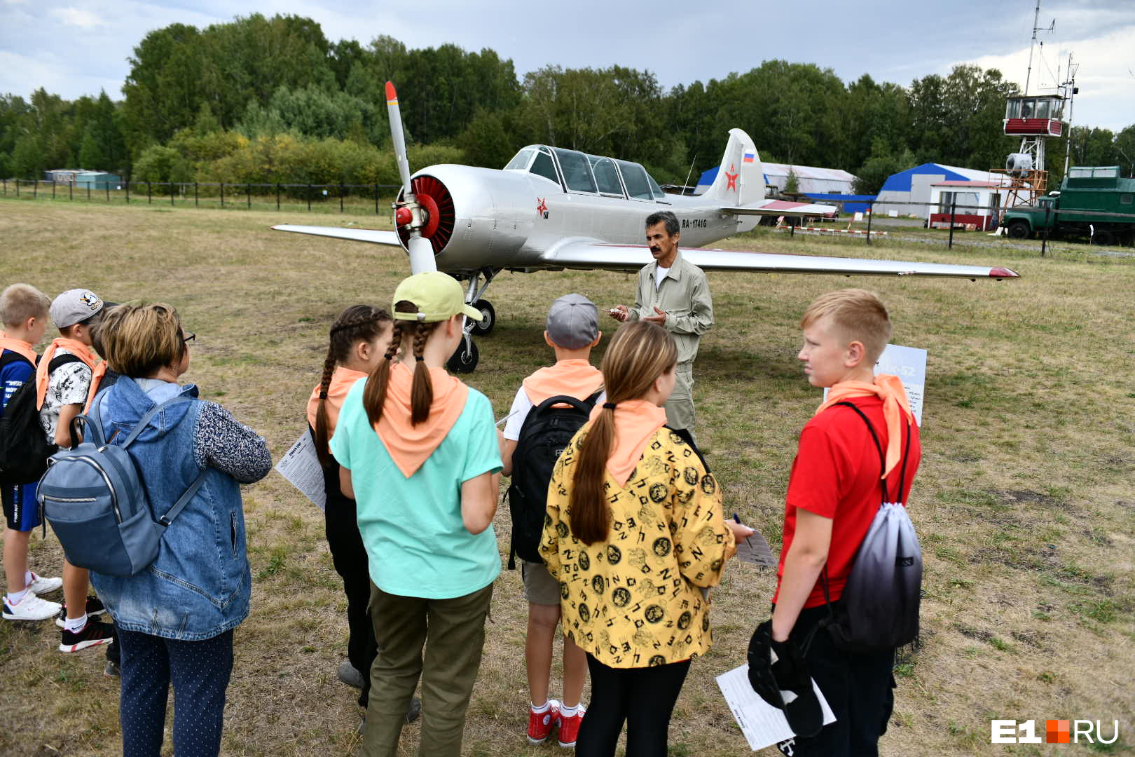 Летчик Хамит Гиниатуллин показал мастер-класс на легендарном учебно-тренировочном самолете Як-52 и рассказал, как проходят соревнования по высшему пилотажу