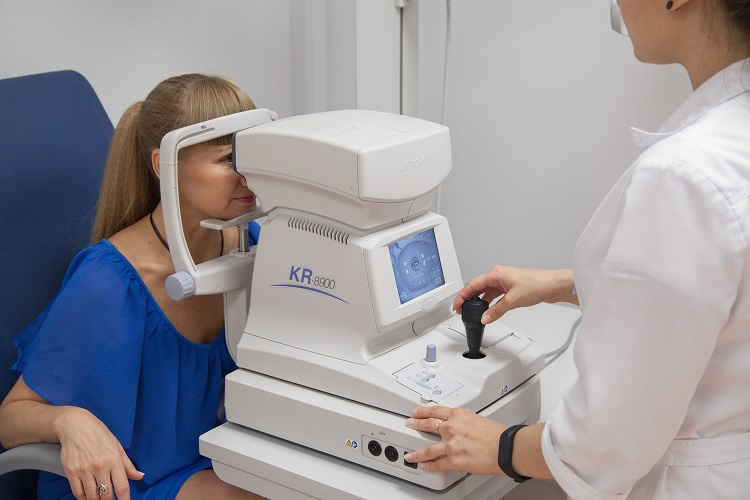 Бесконтактное измерение внутриглазного давления, повышение которого возможно при далеко зашедшей стадии катаракты, а также обязательный его постоянный контроль при глаукоме