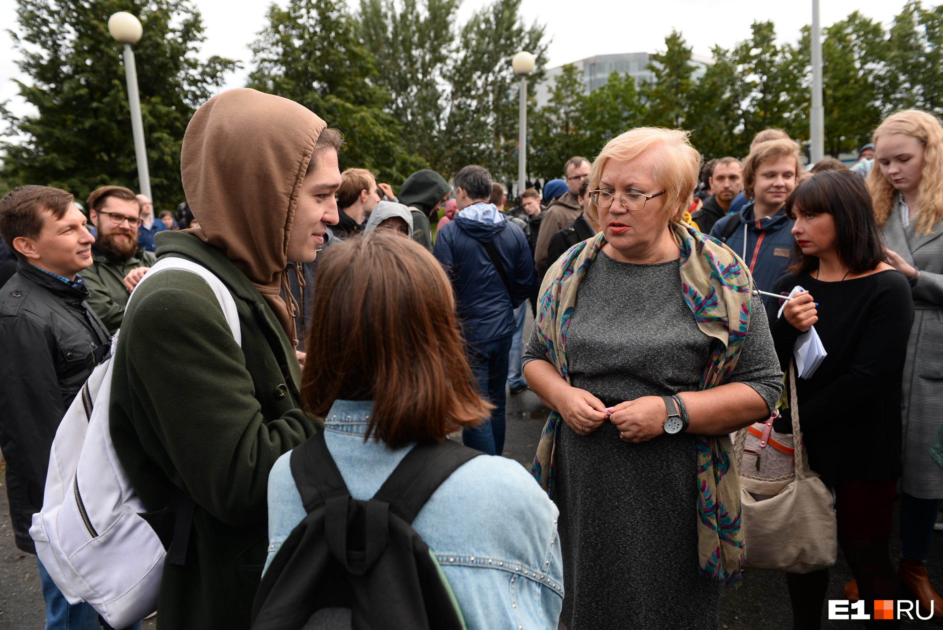 На Октябрьскую площадь к протестующим вышла уполномоченный по правам человека Татьяна Мерзлякова