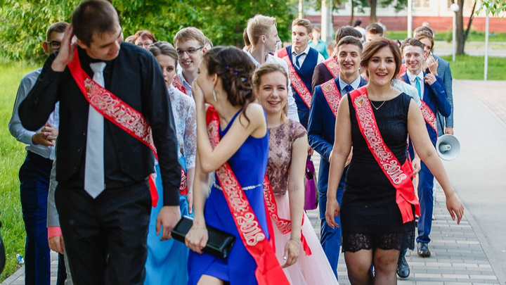 В Кузбассе перенесли дату выпускных у школьников. В Минобре объяснили почему