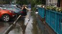 Опять затопило! Новосибирск ушел под воду из-за небольшого <nobr class="_">дождя —</nobr> 10 мокрых кадров с улиц города