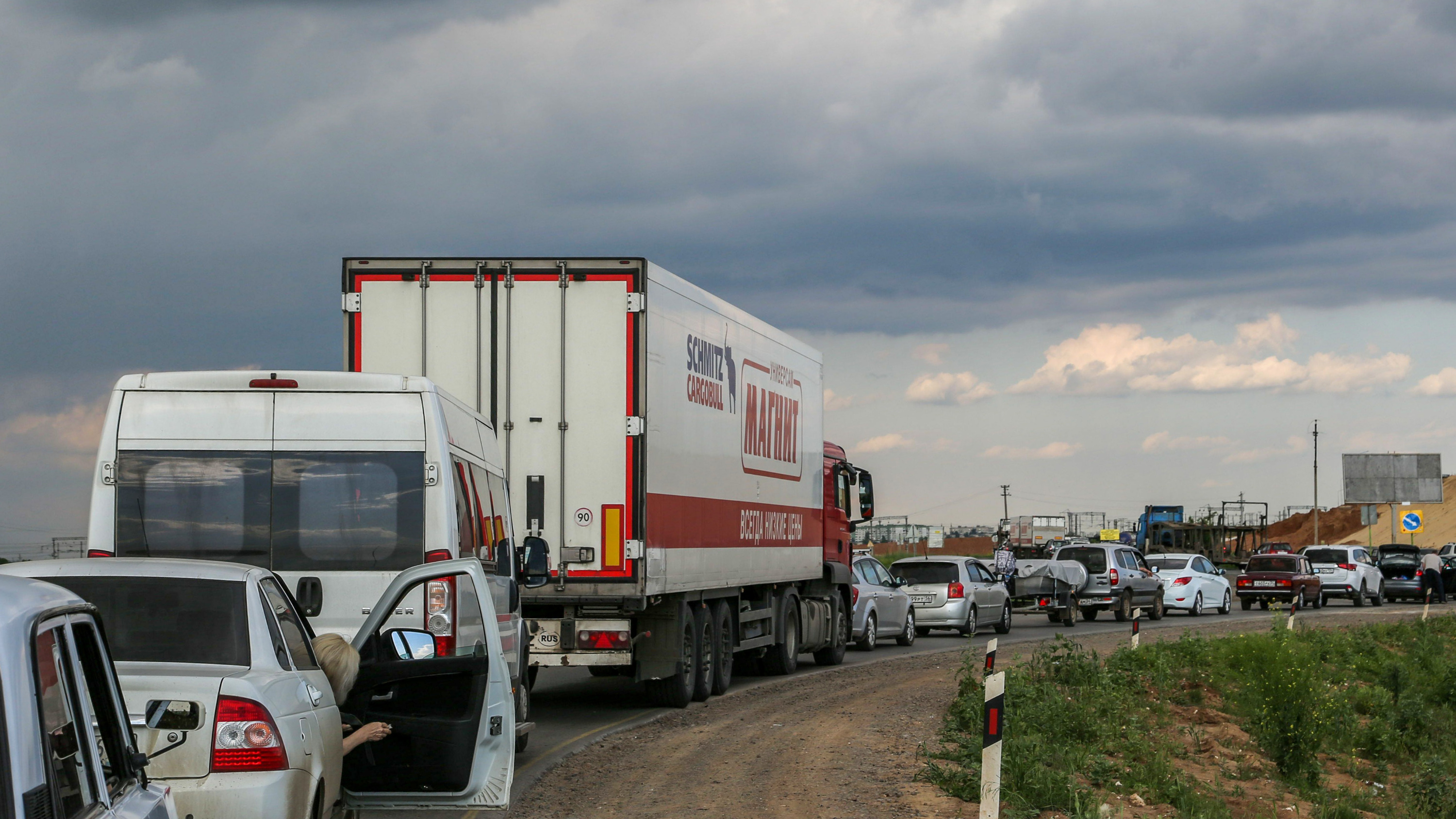 «Пробка у Пичуги будет всю нашу жизнь»: волгоградец сравнил трассы по России с дорогами Волгограда