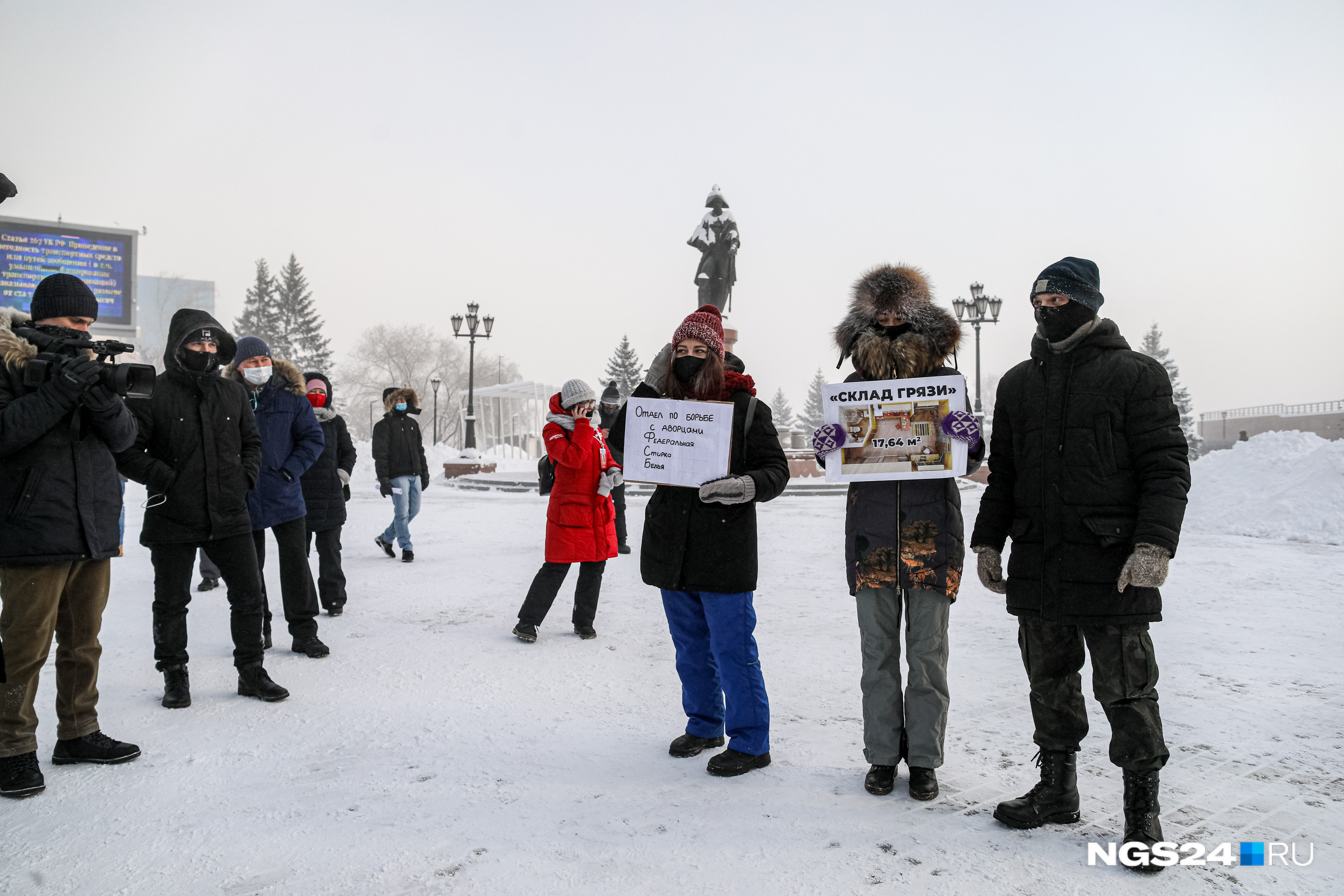 Люди пришли с плакатами, несмотря на мороз -35 градусов