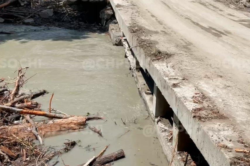 Смыло водой машины