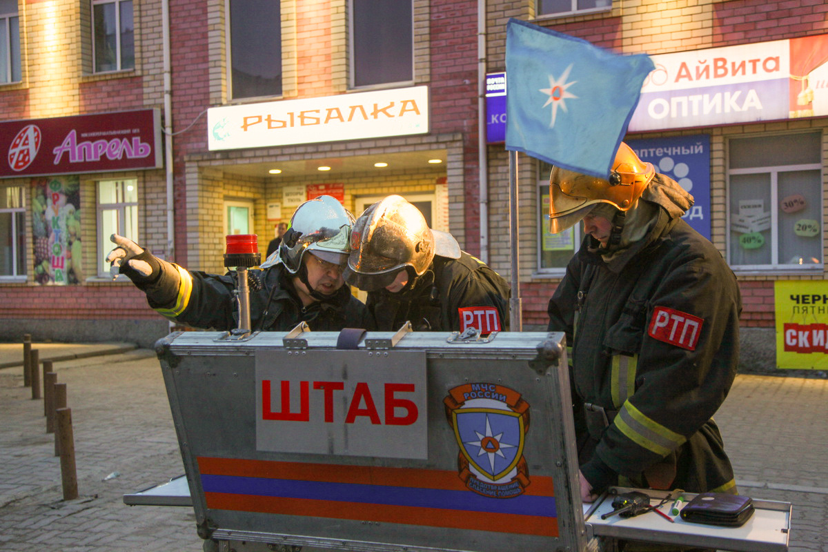 На месте развернули штаб пожаротушения