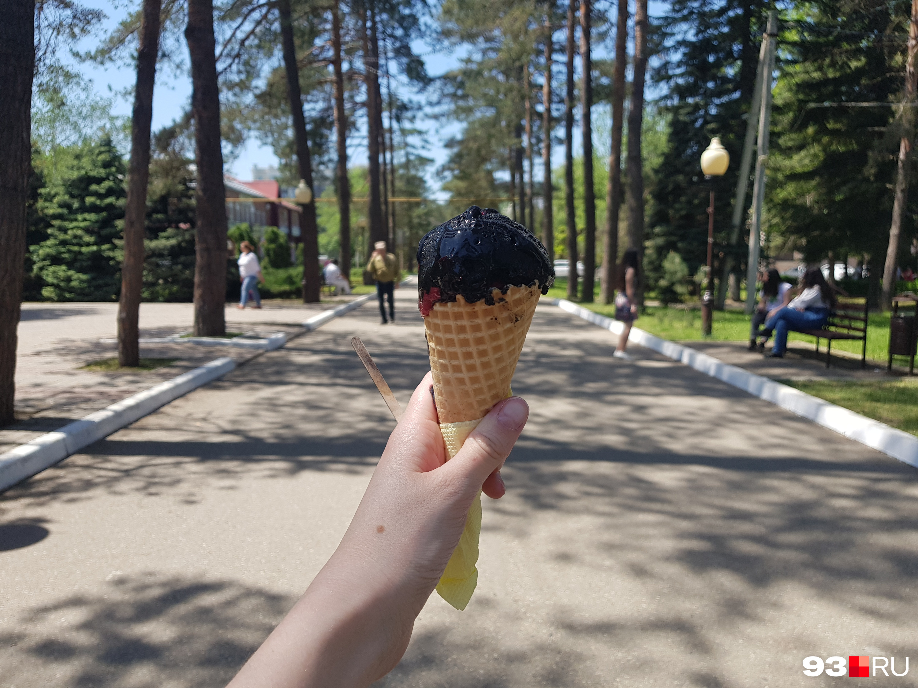 Черное мороженое с клубникой — идеальное по соотношению кислоты и сладости!