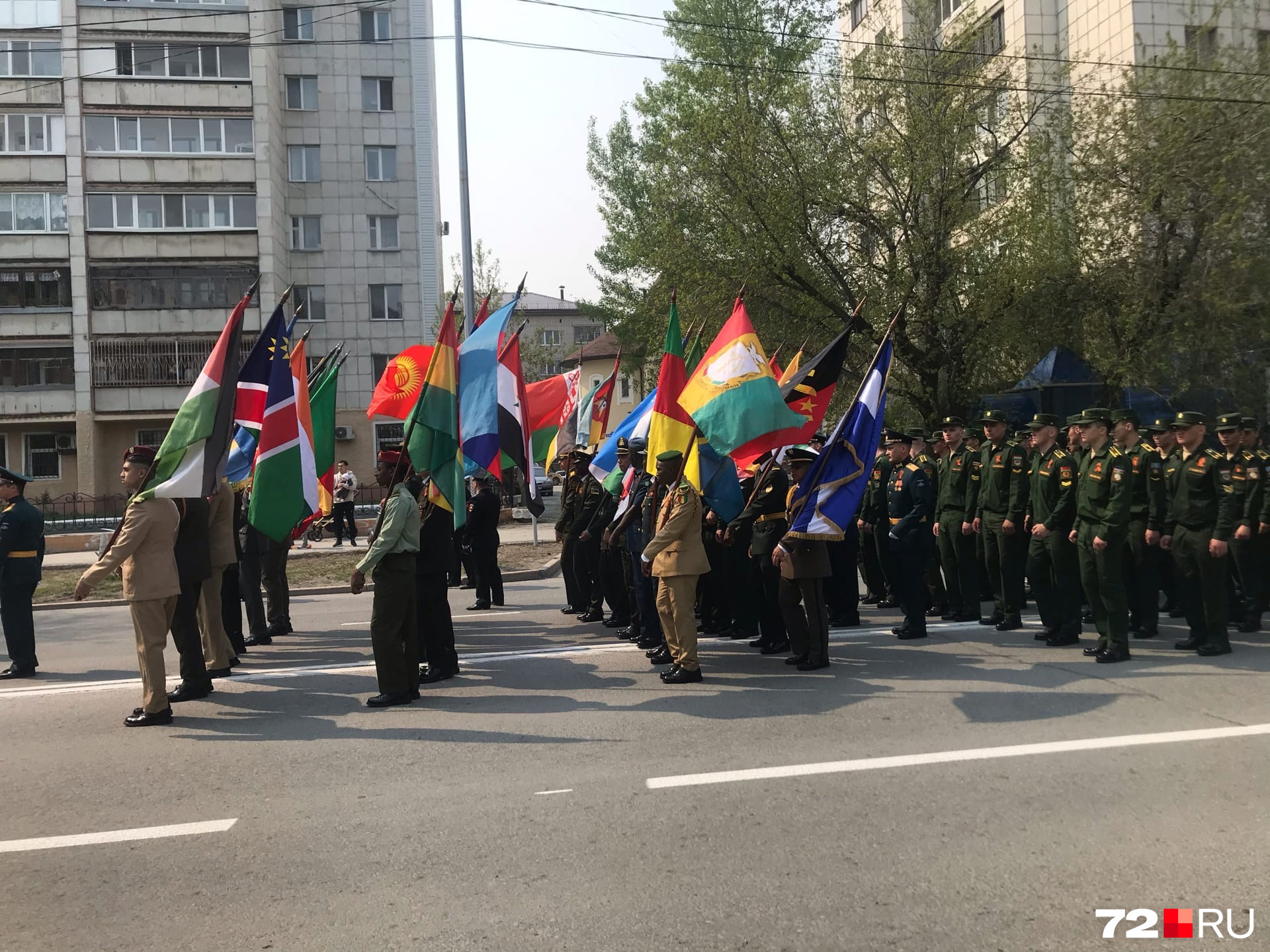 Иностранные студенты также в составе колонны Иностранные студенты также в составе колонны