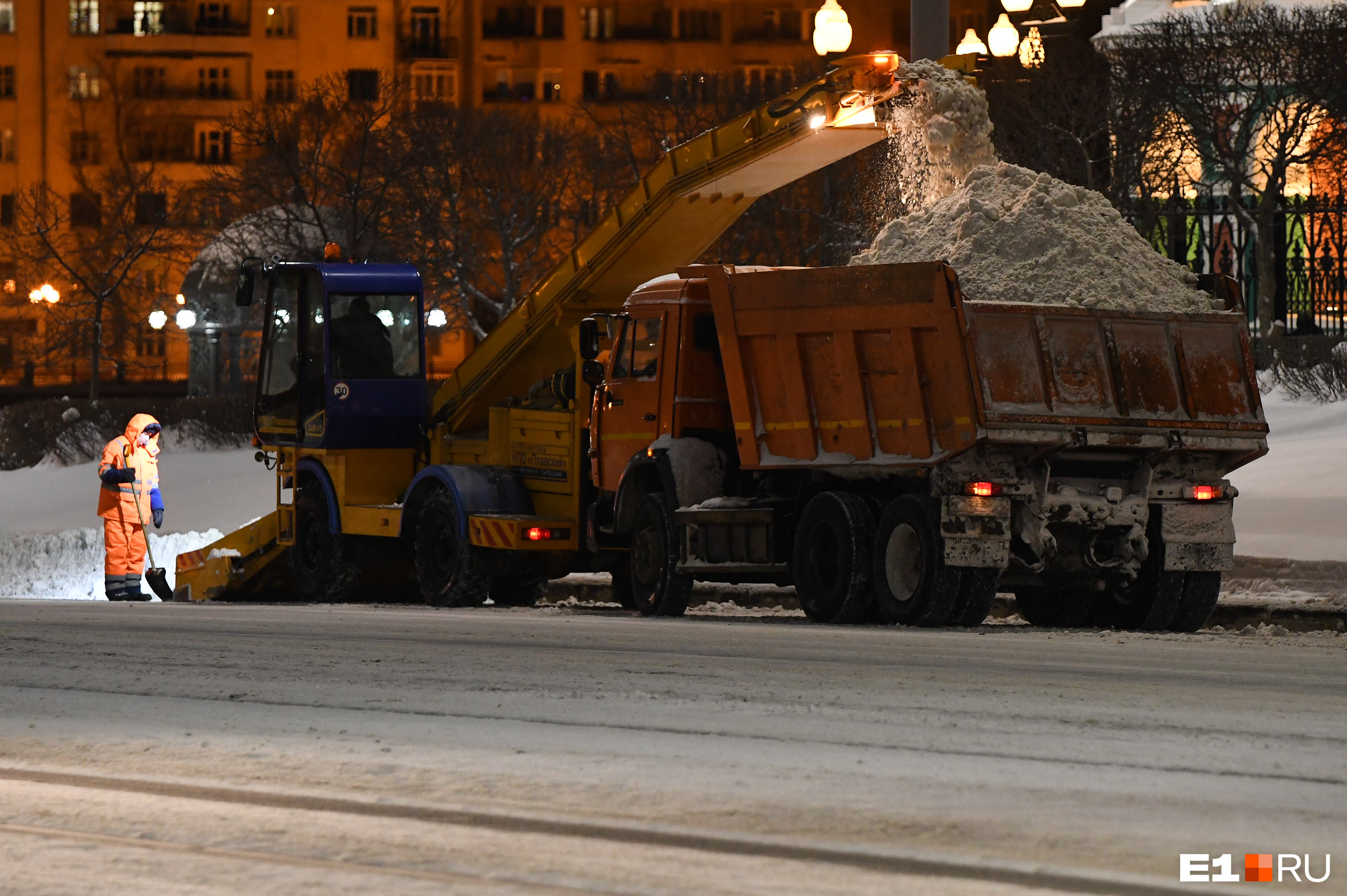 Коммунальщики могут чистить центр города только ночью, потому что днем здесь слишком много машин Коммунальщики могут чистить центр города только ночью, потому что днем здесь слишком много машин