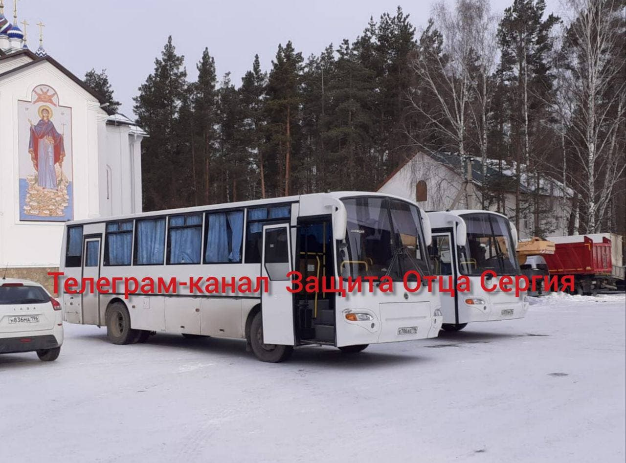 Два автобуса с правоохранителями стоят на главной площади монастыря