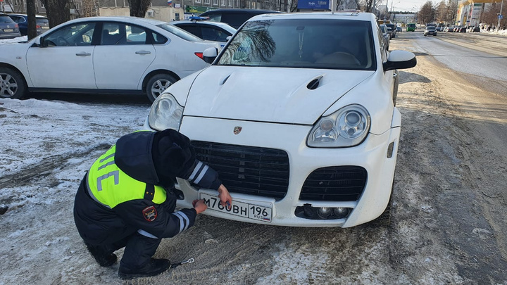 Полицейские в Екатеринбурге забирают у нарушителей дорогие машины
