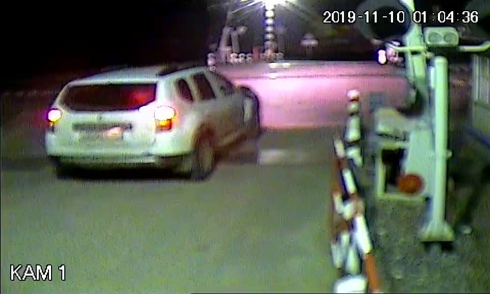 Белый Renault Duster, по словам Валерии Ельмесевой, попал под камеру на железнодорожном переезде около деревни Остреево Белый Renault Duster, по словам Валерии Ельмесевой, попал под камеру на железнодорожном переезде около деревни Остреево