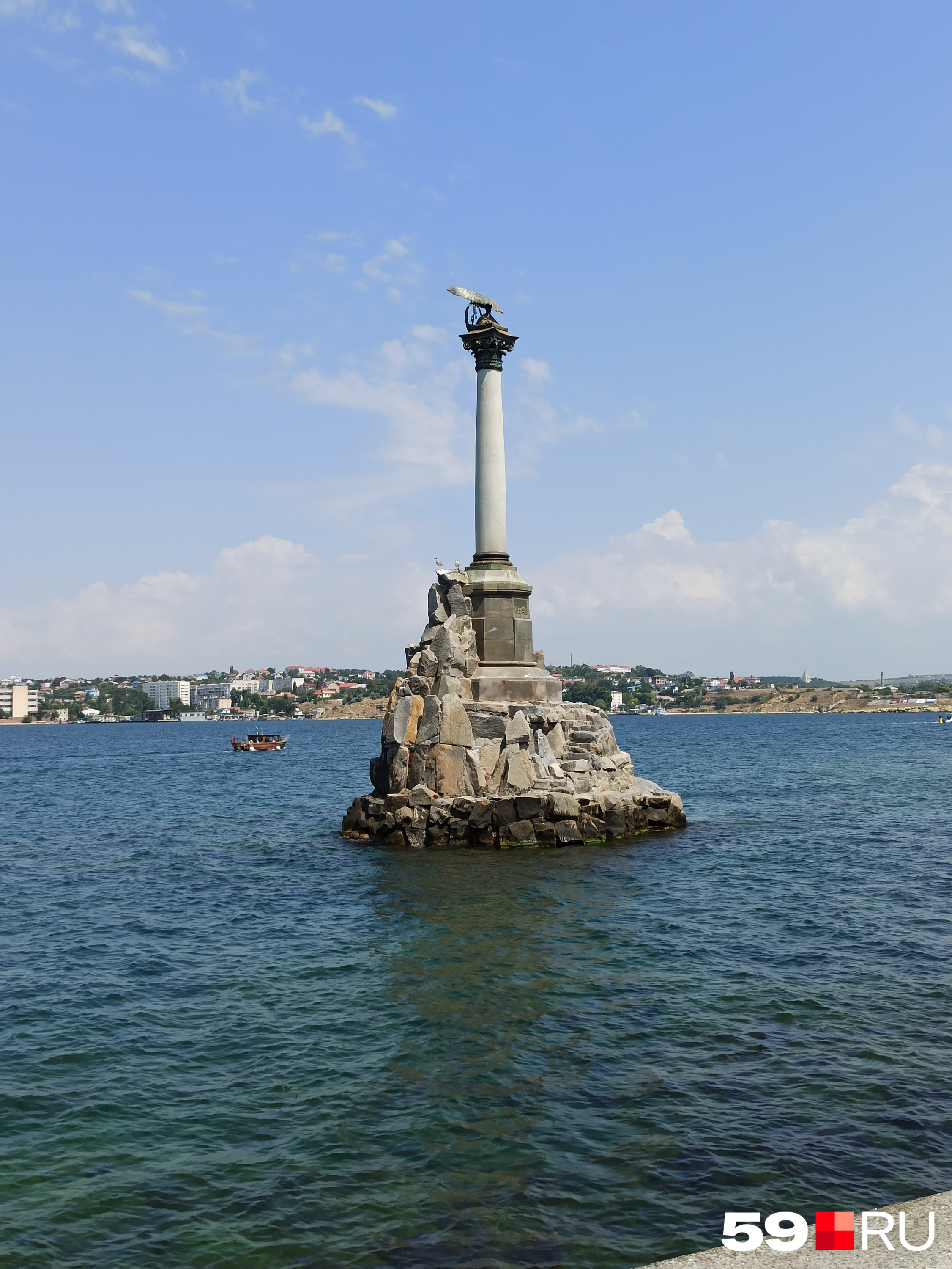 Главный символ Севастополя — памятник затопленным кораблям