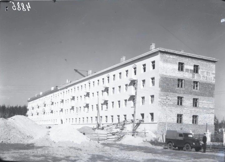 1957 год. На проспекте Седова заканчивается строительство дома-гиганта на 150 квартир. Такими хрущевками в послевоенные годы была застроена Старая Сортировка
