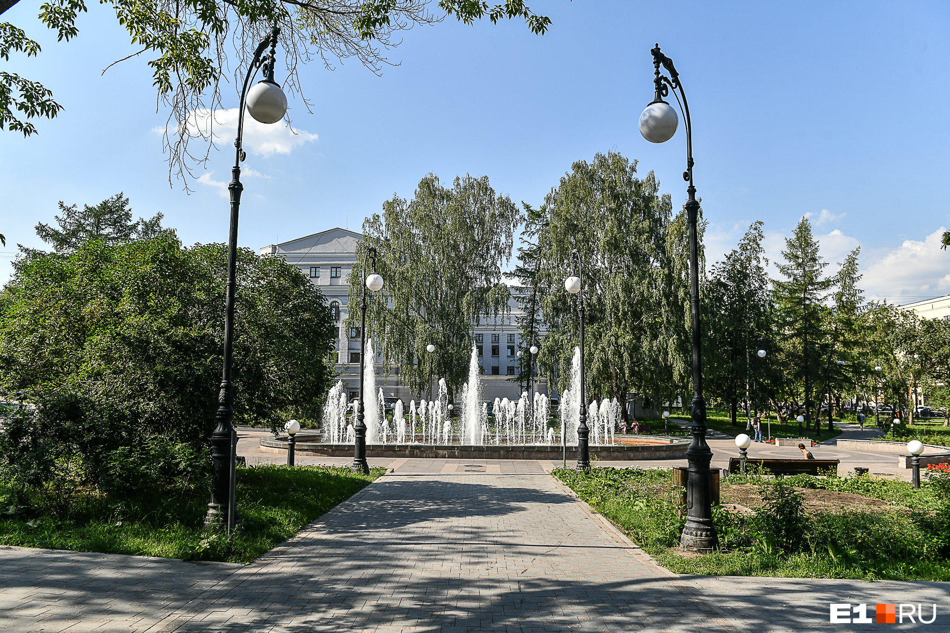 Сотни человек собрались в центре города, чтобы выразить протест, а полиция и власти не отреагировали