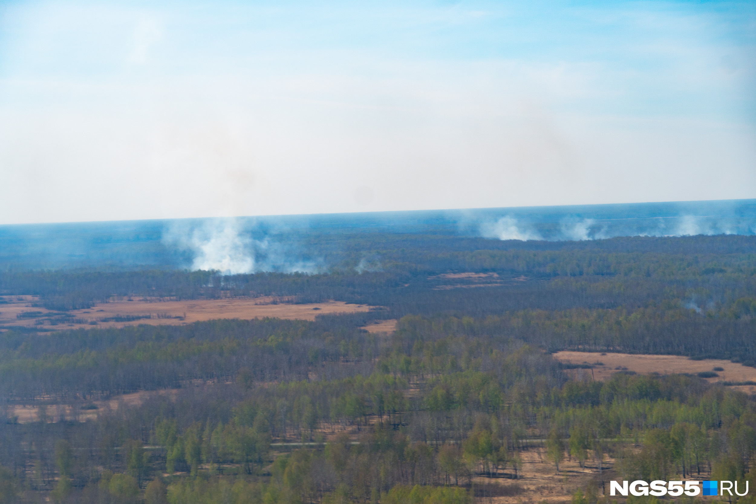 Где-то вдалеке <a href="https://ngs55.ru/text/incidents/2021/05/08/69904637/" target="_blank" class="_">бушуют лесные пожары</a>, с которыми в регионе борются до сих пор
