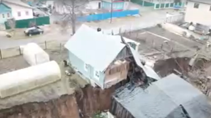 Огромный провал образовался в Кстовском районе и разорвал пополам жилой дом