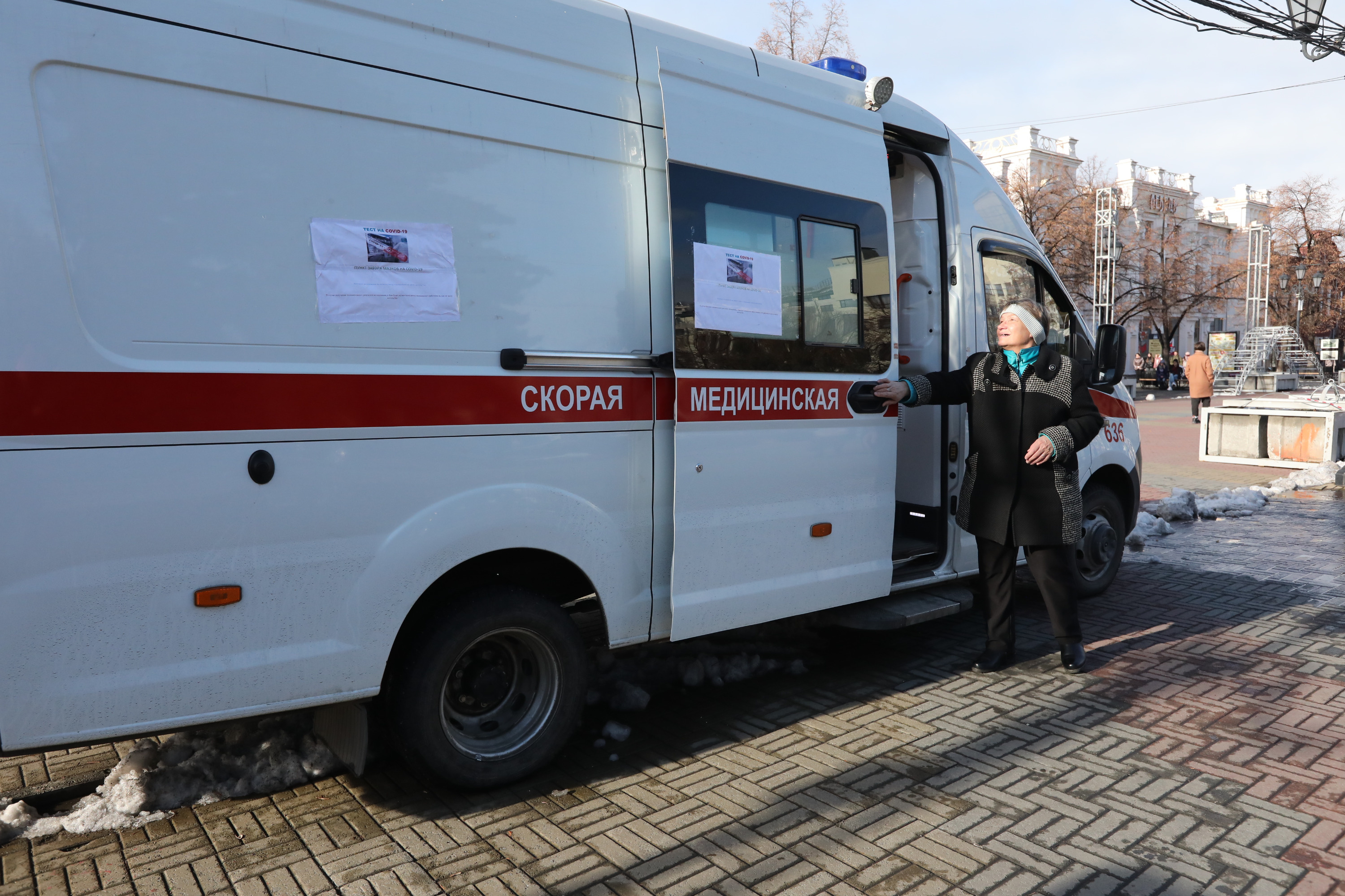 В среднем в день здесь берут около 60 мазков В среднем в день здесь берут около 60 мазков