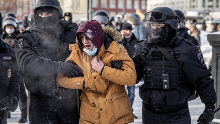Следователи заинтересовались полицейским, после стычки с которым у новосибирца случился приступ на митинге