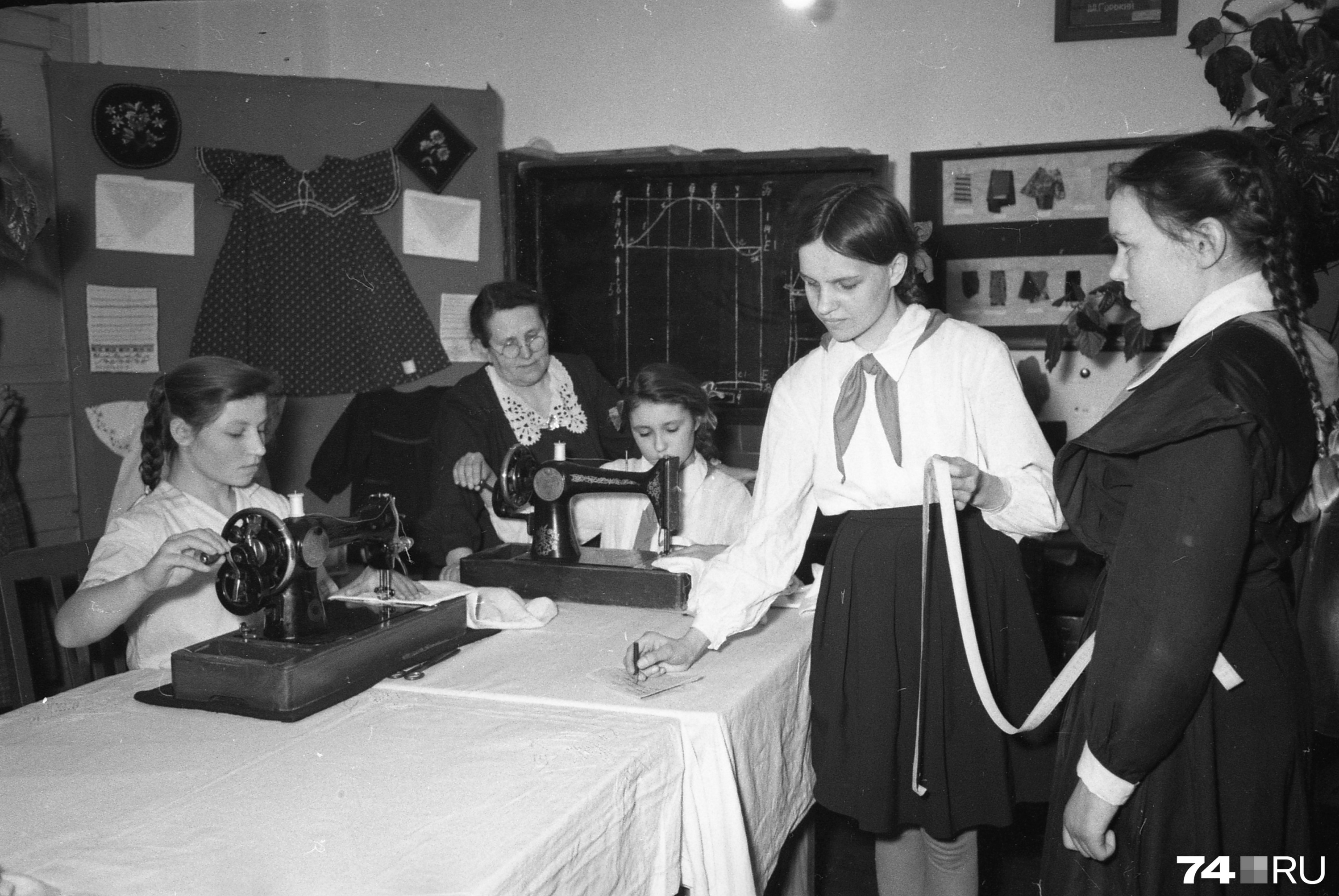 Воспитанники Коркинского детского дома в швейной мастерской. 1956 год Воспитанники Коркинского детского дома в швейной мастерской. 1956 год