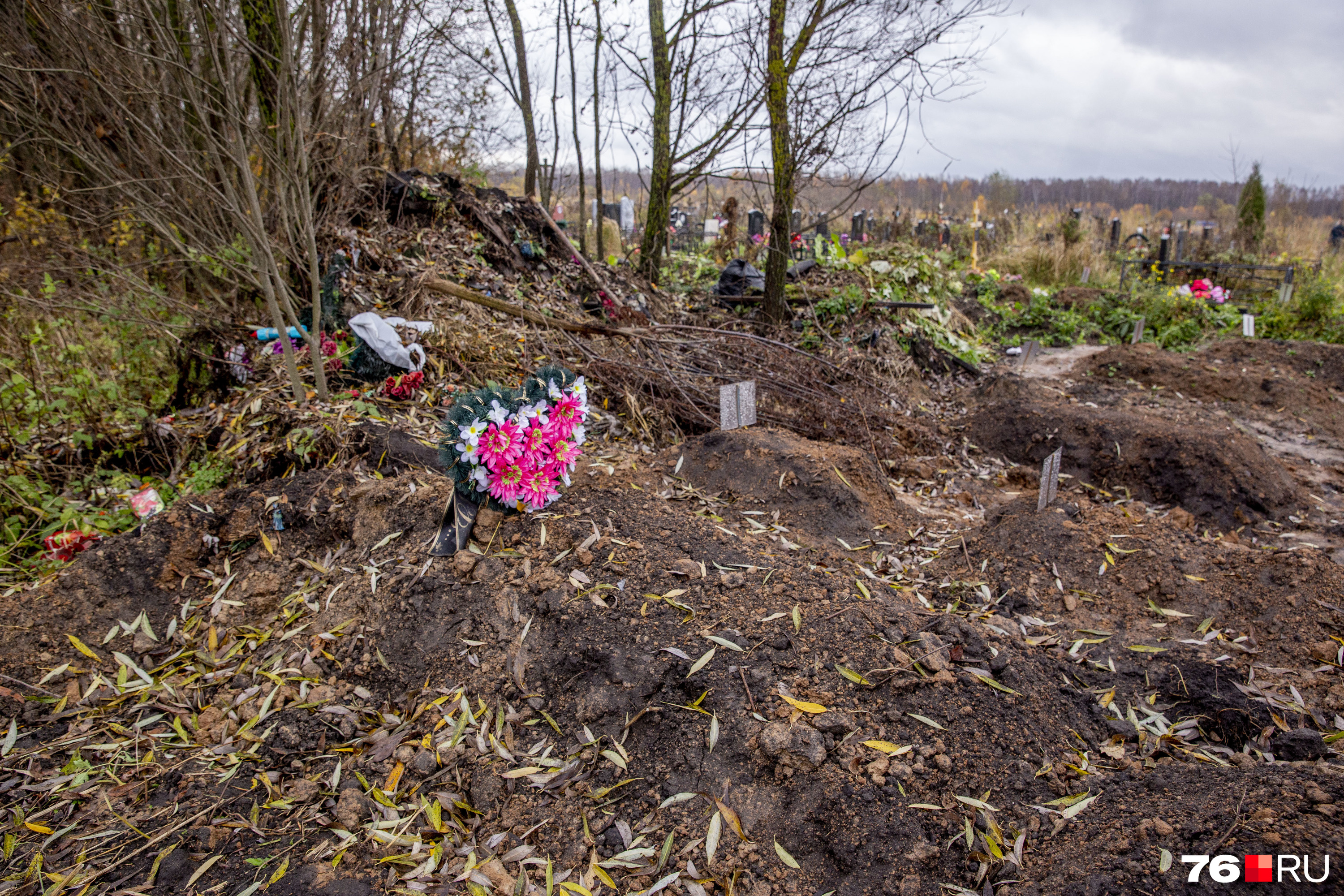 Некоторые из захоронений соседствуют с кладбищенским мусором