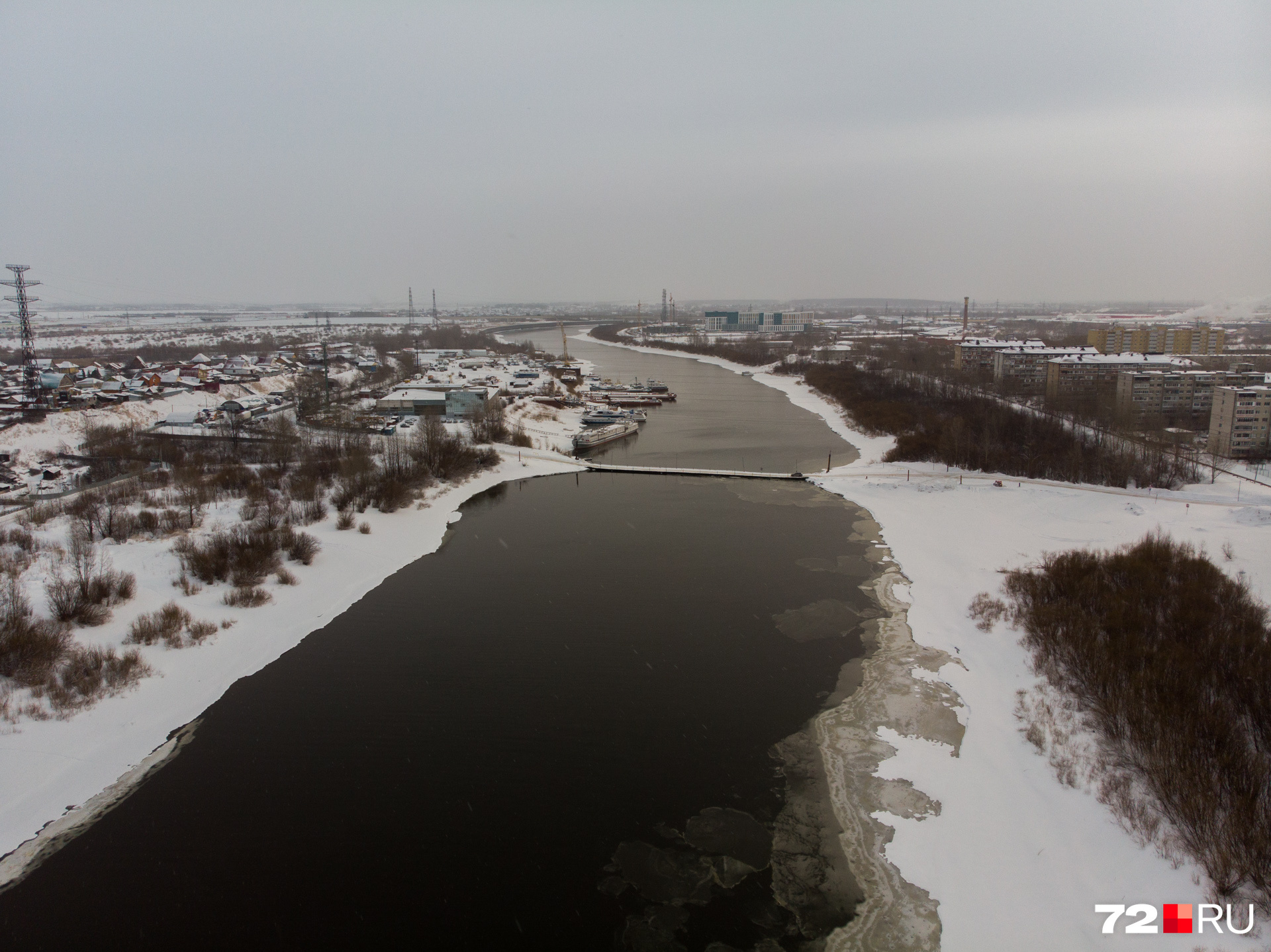 Двигаясь по реке от центра, натыкаемся на платный переезд от Лесобазы к Мысу. Получился мрачный, но завораживающий пейзаж Двигаясь по реке от центра, натыкаемся на платный переезд от Лесобазы к Мысу. Получился мрачный, но завораживающий пейзаж