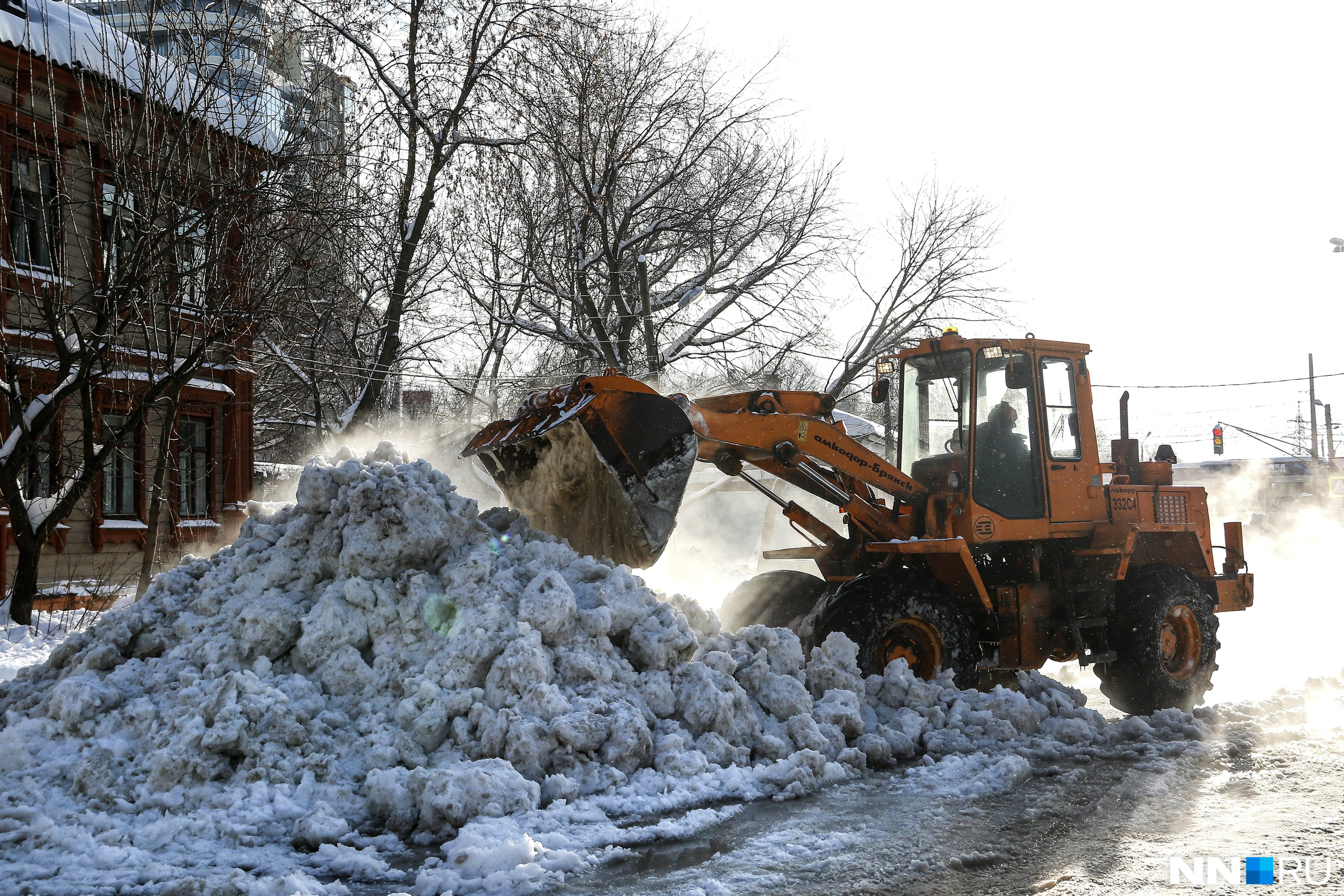 После прошедшего снегопада с улиц города вывезли еще далеко не весь снег, что здорово осложняло работу